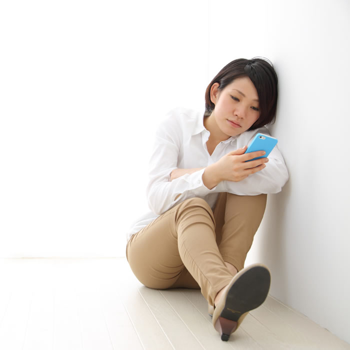 悩んでいる女性