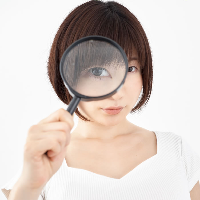 虫眼鏡を覗く女性