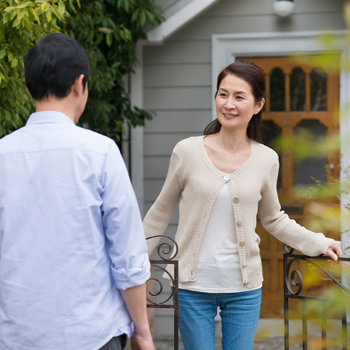 家で待つ女性、帰宅する男性