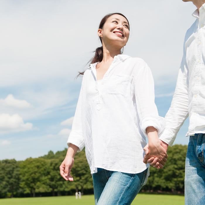 手をつなぐ二人